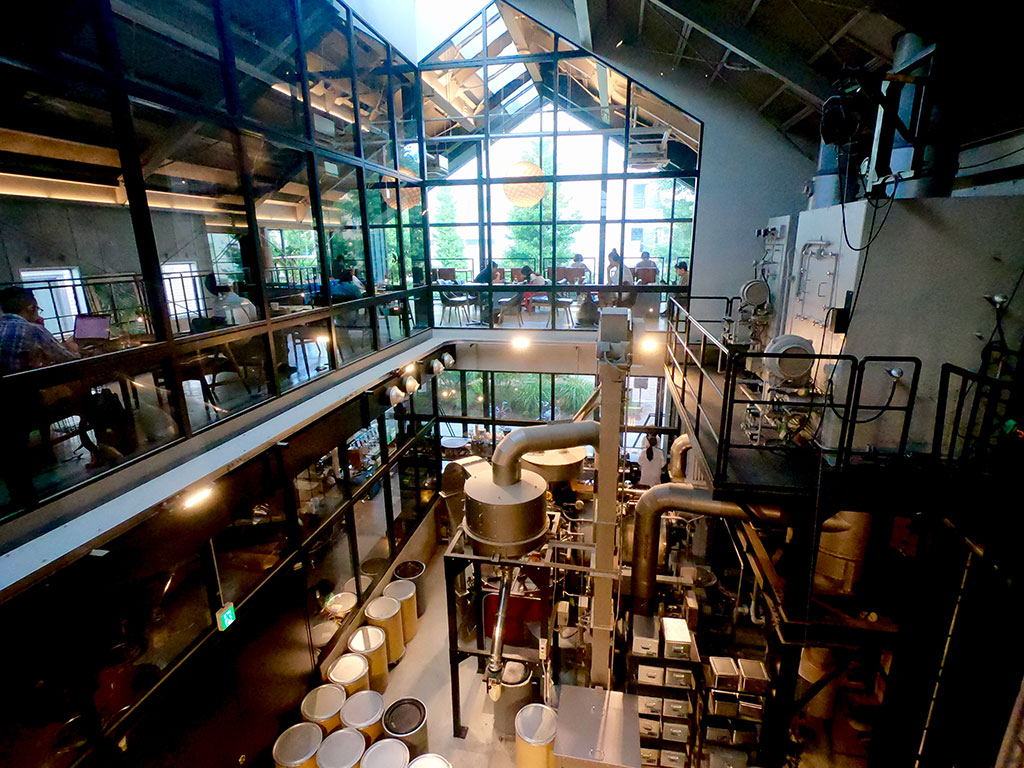 工場のイメージで建物をアイコン化 長澤綾乃さんが通う目黒通りのコーヒー店 Factory Labo 神乃珈琲 What Is 3ku 三区miraie